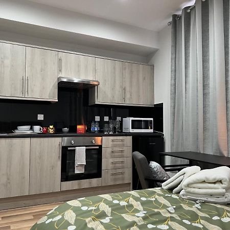 Mia Residence - Entire Studio Apartment - City View - London - Next To Ealing Broadway Station Exteriör bild