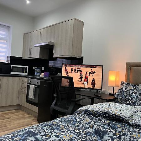 Mia Residence - Entire Studio Apartment - City View - London - Next To Ealing Broadway Station Exteriör bild