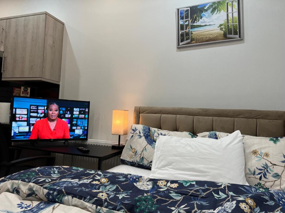 Mia Residence - Entire Studio Apartment - City View - London - Next To Ealing Broadway Station Exteriör bild