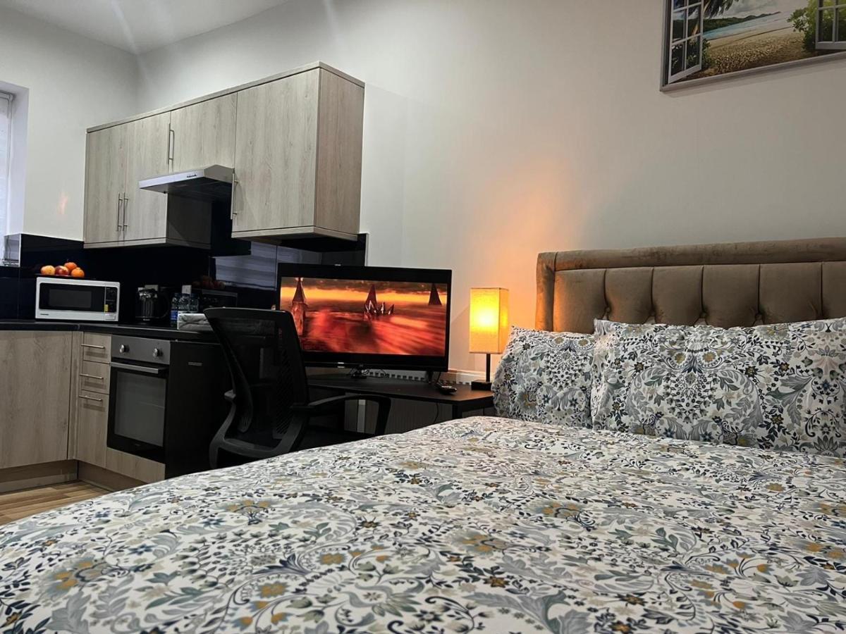 Mia Residence - Entire Studio Apartment - City View - London - Next To Ealing Broadway Station Exteriör bild
