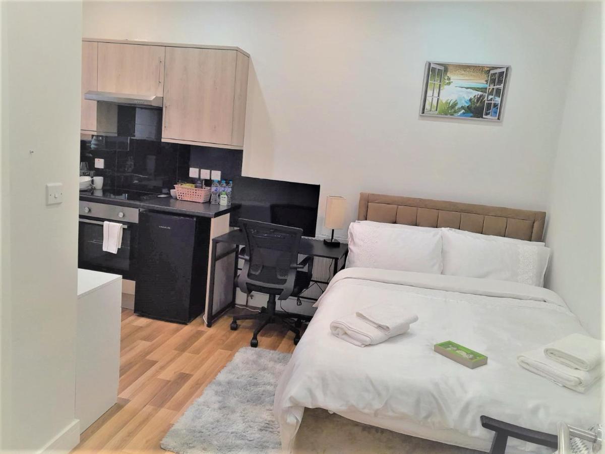 Mia Residence - Entire Studio Apartment - City View - London - Next To Ealing Broadway Station Exteriör bild