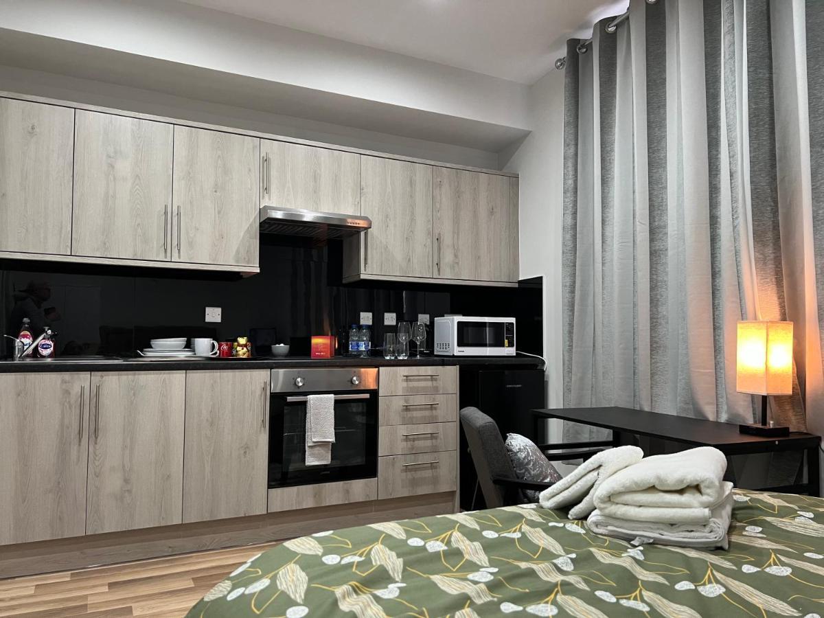Mia Residence - Entire Studio Apartment - City View - London - Next To Ealing Broadway Station Exteriör bild