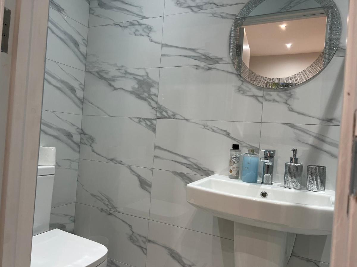Mia Residence - Entire Studio Apartment - City View - London - Next To Ealing Broadway Station Exteriör bild