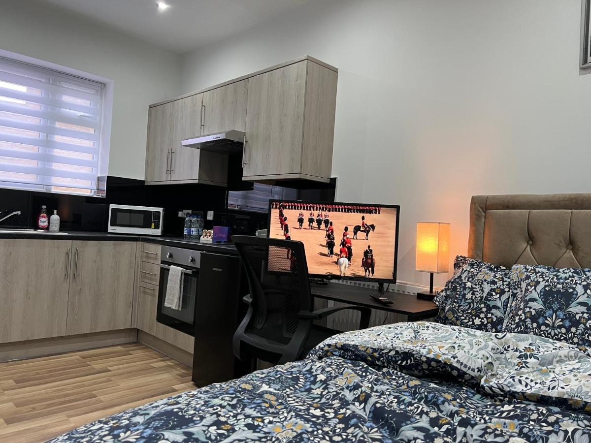 Mia Residence - Entire Studio Apartment - City View - London - Next To Ealing Broadway Station Exteriör bild