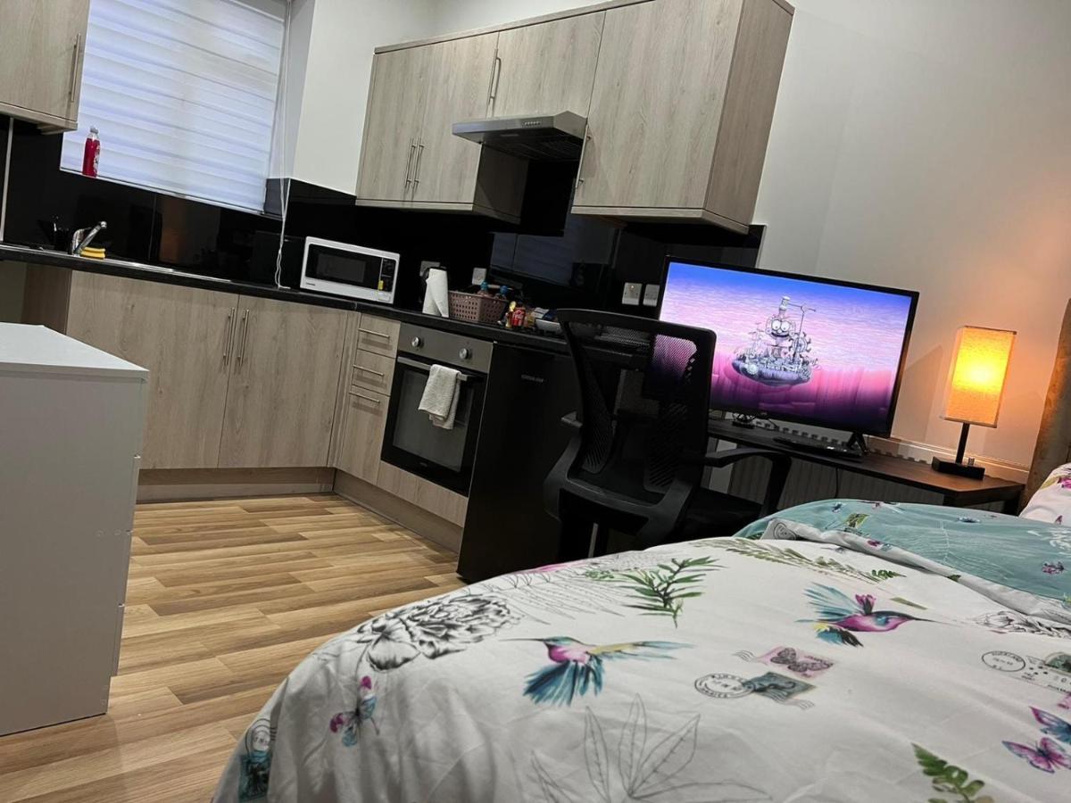 Mia Residence - Entire Studio Apartment - City View - London - Next To Ealing Broadway Station Exteriör bild